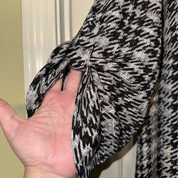 Black and White Women's Top - Picture 3 of 4